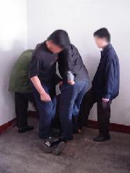 酷刑演示:猛跺双脚