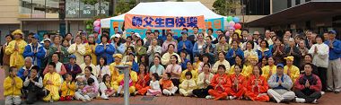 二零零七年五月十三日,新西兰法轮功学员庆祝“世界法轮大法日”并恭祝师父生日快乐
