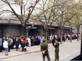 1999年4月25日逾万名法轮功学员在北京和平上方,图为站在北京府右街西侧便道上的上访的法轮功学员。