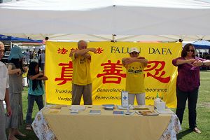 佛州坦帕素食节上,法轮功学员演示功法