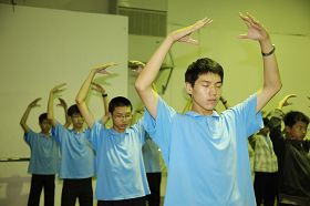 '图:前一是阿岐在台湾飞天艺术中学与同学一起炼功'