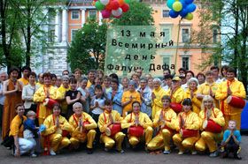 二零一零年五月十五日圣彼得堡法轮功学员在市中心公园庆祝世界法轮大法日,向李洪志师父问好。