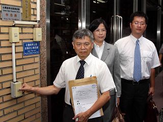 台湾法轮大法学会理事长张清溪教授(左)及律师团代表在台湾高等法院按铃控告广东省省长黄华华违反“残害人群罪”及“民权公约”规定。