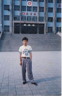'宋有春遗照(身后是师大的4号教学楼)'
