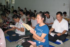 林嘉祥(右一)珍惜读书学法,让自己提升,图为参加台北市明德国中大组学法交流活动