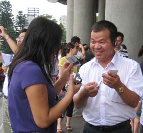 林嘉祥经常去旅游景点讲真相,告诉人们法轮大法的美好