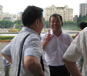 林嘉祥经常去旅游景点讲真相,告诉人们法轮大法的美好