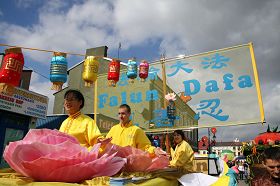 法轮功学员参加波兰斯凯尔涅维采丰收节,备受欢迎
