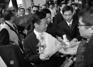 湖北省“六一零组织”头子杨松九月二十日下午搭机抵达台湾桃园国际机场即接到法轮功学员控告杨松违犯“残害人群罪”的诉状,快递到他手中。