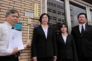 台湾法轮大法学会于二零一零年九月二十日下午两点,再次向台湾高等法院检察署按铃申告,提告湖北省委副书记、武汉市委书记杨松违犯“残害人群罪”及“民权公约”规定