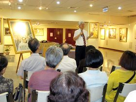 台大副校长陈泰然(站立者)认为画展具有重大意义
