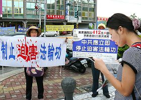 路过民众看到横幅后,停下脚步了解真相。