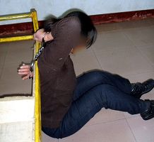 酷刑演示：双手反铐在床头