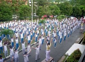 '巴淡岛康蒂尼(Kartini)高中的师生们在学炼法轮功'