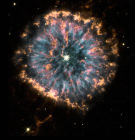 图:《科学》杂志的这篇文章中提到,“细胞组织样品与宇宙结构存在着惊人的相似”。图为哈勃太空望远镜拍摄到的遥远星云照片,这张照片被称为“天体之眼”。