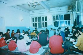 (历史图片:1999年7月20日前,双城法轮功学员在学法点集体学法)