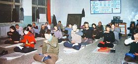 (历史图片:1999年7月20日前,双城法轮功学员冬季在室内集体炼功)