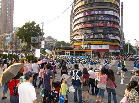 市民观看“声援一亿中国人三<span