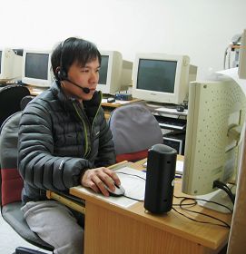 张士文正在用网路电话，给中国大陆民众讲真相、劝三<span