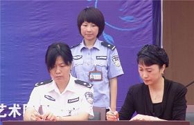 '辽宁省女子监狱监狱长杨莉与沈阳安娜服装公司签订所谓的“服装生产协议”(网络图片)'