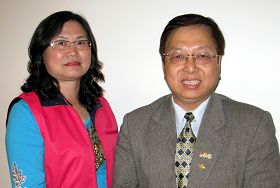 桃园县议员李丽珠(左)与桃园县政府县政顾问彭武坤