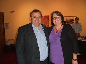 'Lower Hutt市长Ray Wallace偕夫人Linda Wallace慕名观看惠灵顿首场神韵演出。'