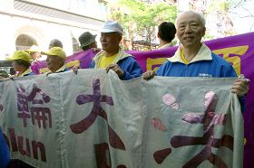 '中医师胡乃文(右)表示,修炼后他脾气不再急躁,脑袋变得很灵光。'