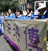 '从事金融工作的轩玮(左二)与轩瑜(左三)二位的姐妹,正准备参加游行的活动'