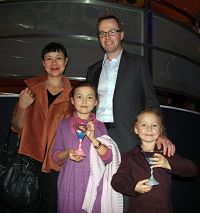 '纽省议员David Shoebridge与太太和两个女儿'