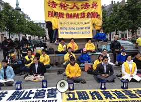 法轮功学员不被外界所动,安静地打坐
