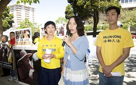'旧金山学员在中领馆前集会,揭露和抗议中共输出迫害,煽动华人对法轮功的仇恨。'