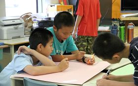 多伦多明慧学校夏令营里,孩子们合作完成项目