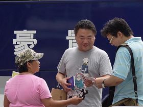 '李香兰（左一着粉色衣服者）发《<span