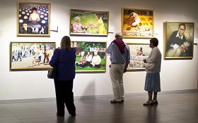 '民众伫立在“呼唤良知,正义永存主题作品”系列前'