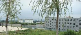 右侧的建筑及此楼的后面，左侧的建筑（在院外）是办公楼