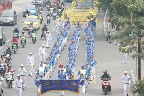 '图2:法轮功学员在雅加达市区游行,天国乐团做前导。'