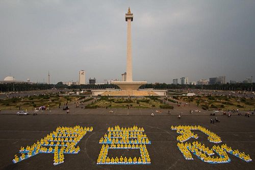 '图7:法轮功学员在雅加达国家博物馆西侧排字:“真善忍”'
