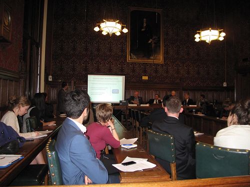 '二零一三年十一月十一日,“医生反对强制摘取器官组织”(DAFOH)在英国议会大厦举办的第三次关于中共活摘法轮功学员器官说明会'