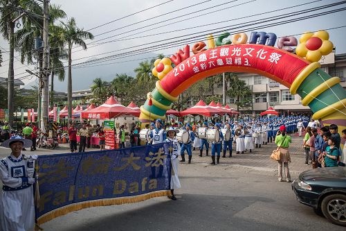 '二零一三年十一月十六日到二十四日高雄山区六龟文化庆典,法轮功团体应邀参加,给偏远民众带来关怀与福音。'