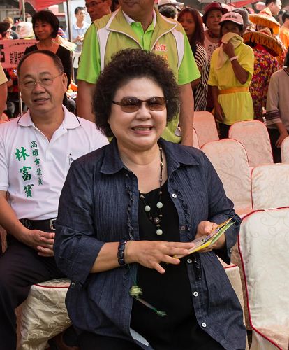 '市长陈菊率领两位副市长及市府团队与会,很开心接受法轮功学员送她的真相传单、光碟和莲花。'
