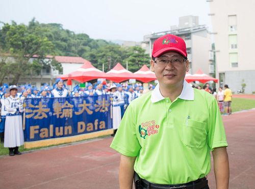'六龟区区长宋贵龙感谢法轮功团体的到来,为民众祈福。'