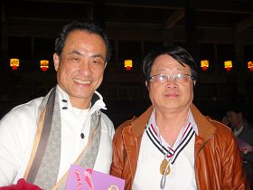 八八TV全民电视网业务部总经理吴来发先生(右)偕同友人一同观赏神韵演出。