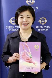 台湾立法委员杨琼璎感受到神韵“很有气息、有能量”,也让她找到根的感觉。