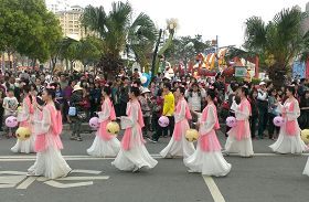'仙女队手提写着“法轮大法好”、“真善忍好”的灯笼,吸引民众目光'