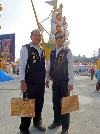 '竹北市东海里里长和新仑里里长对“法船”巨型花灯赞叹不已:“太伟大了!”'