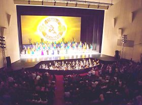 神韵巡回艺术团在台南巡回演出最后一场的谢幕,台下观众热情鼓掌回应。