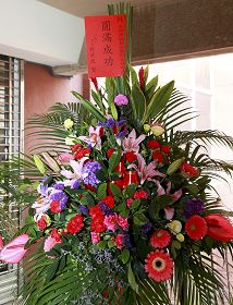 每年神韵抵达台南演出,已是府城文艺界年度盛事,台南市长赖清德很早特别送来鲜花祝贺。