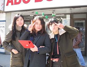 来自韩国的Cyurin(右一)和同学看到天国乐团很兴奋