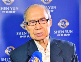 '被影艺界称为“台湾电影教父”的港台大导演郭南宏,观看神韵晚会后,接受采访时,两眼湿润,感动之情依然可见。他说,神韵让人类享受到最高水准的舞蹈艺术,“对这个人类最高的舞蹈艺术,我除了佩服还是佩服!”'