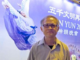 '致力于人文艺术教育工作的国内知名学者黄壬来教授,赞叹:“神韵的演出,能够让整个社会不仅在文化、艺术层面,就是道德与宗教方面,同时增进。”'